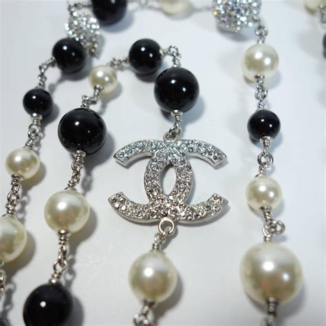 chanel necklace black and white pearls